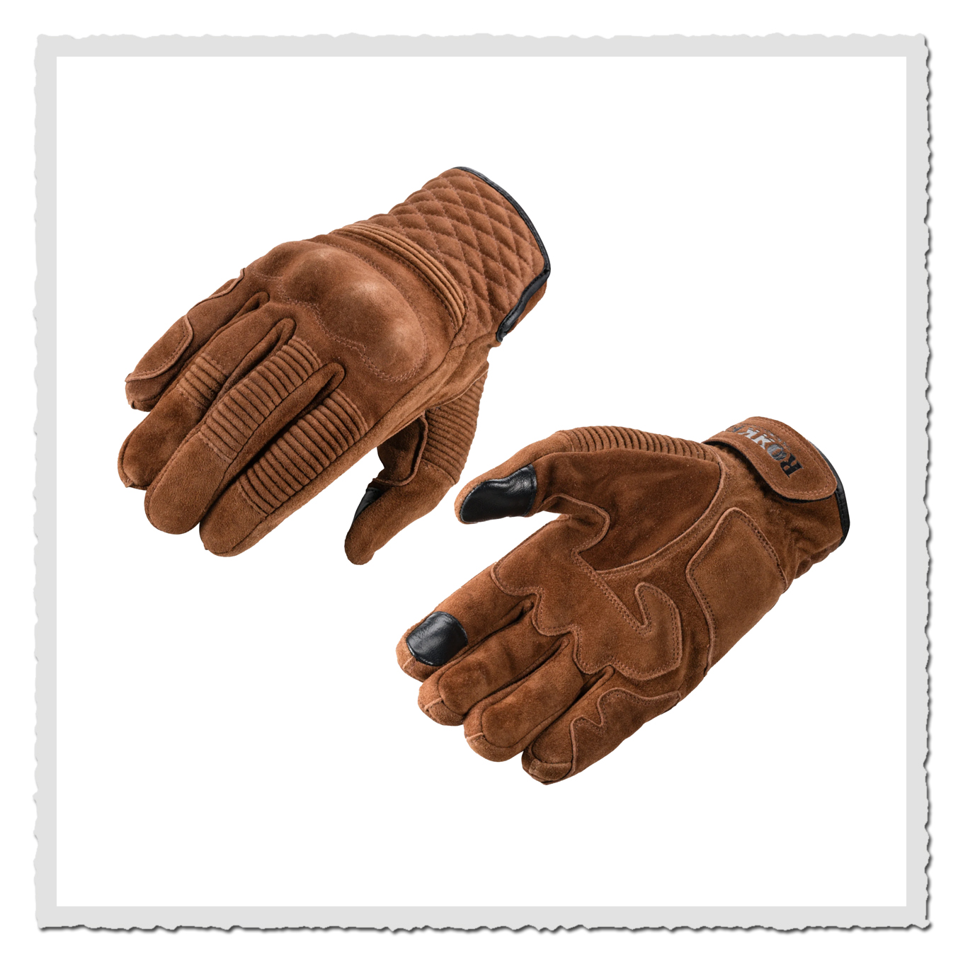 Zwei braune Motorrad-Handschuhe aus Rauleder, freigestellt auf weiß, schräg angeordnet, Oberhand und Innenhand sichtbar.